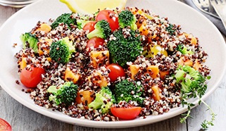 Quinoa s restovanými mandľami, tempehom a brokolicou