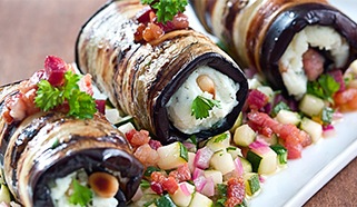 Rolky z grilovaného baklažánu s mätovou bryndzou a cuketou so slaninovými škvarkami