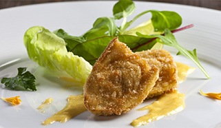 Smažené artičoky s cesnakovou omáčkou aioli a šalátom