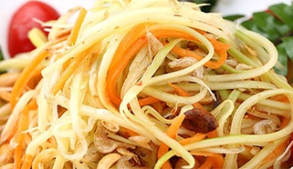 Thajský šalát so zelenou papájou