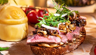 Bruschetta s grilovaným steakom a syrom, restované huby a mikrošalát