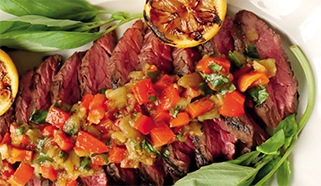 Grilovaný flap steak s pikantným baklažánom a paradajkami