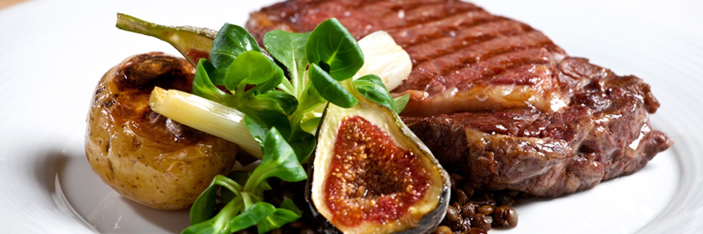 Grilovaný steak z roštenky U.S. s pečenými zemiakmi, potočnicou, zelenou šošovicou, cibuľkou a figami