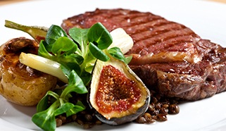 Grilovaný steak z roštenky U.S. s pečenými zemiakmi, potočnicou, zelenou šošovicou, cibuľkou a figami