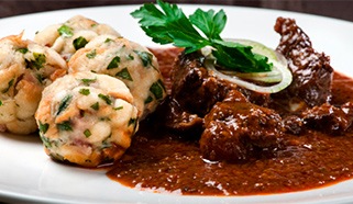 Hovädzí guláš so slaninovými knedličkami