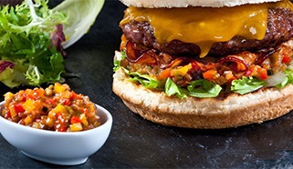 Hovädzí hamburger s pečenou slaninou, zeleninovým reliche a čedarom