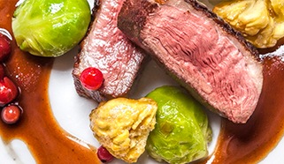 Kačacie prsíčka s gaštanmi, kelom a pomarančovou omáčkou