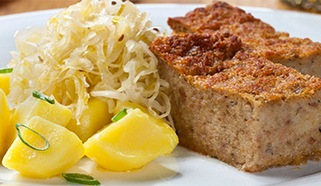 Pečená jaternicová kaša s varenými zemiakmi a kyslou kapustou