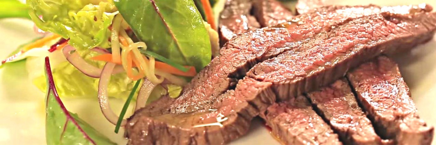 Pečený hovädzí flank steak s miešaným šalátom