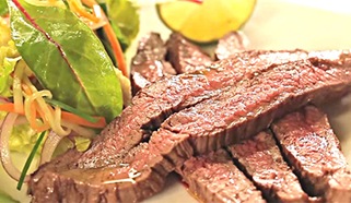 Pečený hovädzí flank steak s miešaným šalátom