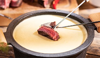Syrové fondue s oštiepkom a rib eye steakom