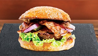 Burger zo salsiccie a kacacích prs