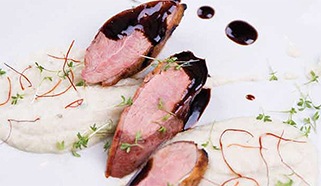 Grilované kačacie prsia s paštrnákovo-jablkovým pyré a portským demi glace