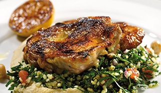 Grilovaný kurací steak s hummusom a šalátom Tabouleh