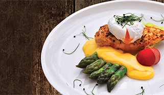 Grilovaný kurací steak so špargl'ou