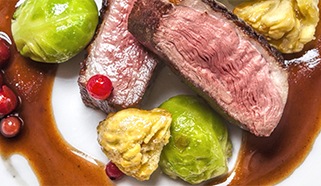 Kačacie prsíčka s gaštanmi, kelom a pomarančovou omáčkou