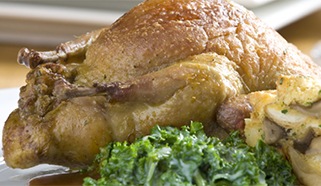 Konfitované holúbä s hríbovou plnkou a kučeravým kelom