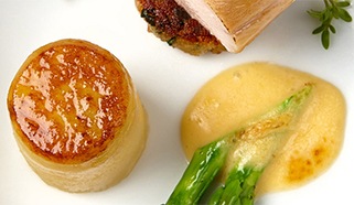 Kuracie prsia so špargľou, holandskou omáčkou a zemiakovým fondánom