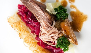 Pečená hus so staročeskými kapustníkmi a červenou kapustou