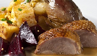 Pečená kačka s opečenými knedličkami s vajcami a červenou repou