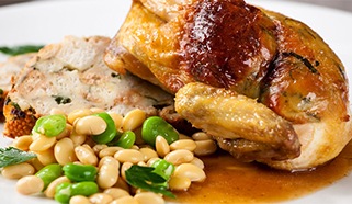Pečené jarné kuriatko so žemľovou plnkou a fazuľovým šalátom so sójou