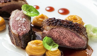 Pečené kačacie prsia s batátovým pyré, čiernoríbezľovým coulis a bruselským kelom