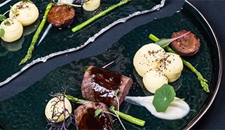 Grilovaný srnčí chrbát s čiernym koreňom, slivkami a zemiakovou kašou