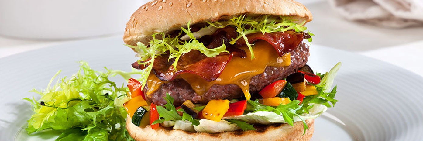 Hamburger z diviny s pečenou slaninou, zeleninovým reliche a čedarom