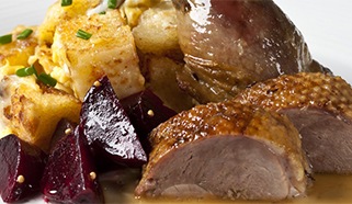 Pečená kačka s opečenými knedličkami s vajcami a červenou repou