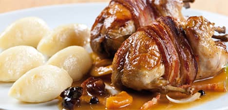 Pečená prepelica na divoko s maslovými knedličkami a sušeným ovocím