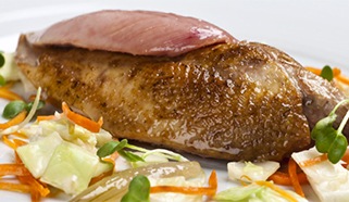 Pomaly pečené prsia perličky so šalátom coleslaw