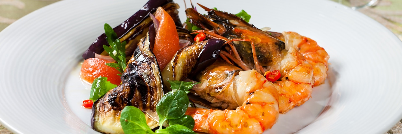 Grilované krevety na cesnaku a čili s baklažánom a paradajkovým šalátikom