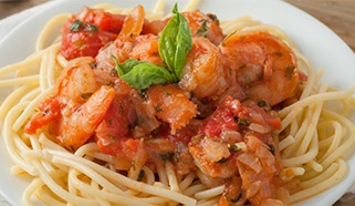 Linguine s grilovanými krevetami, čerstvými paradajkami a petržlenom