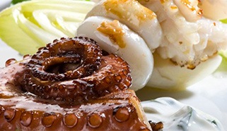 Špíz z chobotnice a kalmárov s listovým šalátom