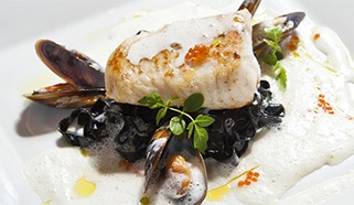 Fileta zo sumca na sépiových fettuccine s penou z mušlí a kaviáru