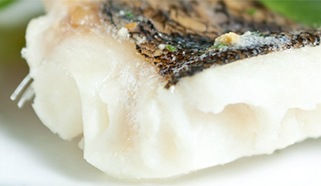 Filety zo zubáča na pene z červenej repy s čipsami a bylinkovou ryžou