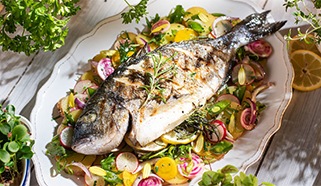 Grilovaná pražma kráľovská s jarným zemiakovým šalátom