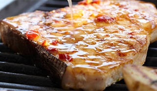 Marinovaný mečúň so špargľou a gnocchi