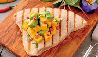 Grilovaný mečúň s ľahkým šalátom a salsou