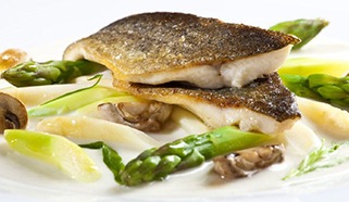 Opečený pstruh na estragóne so špargľou, šampiňónmi a karfiolovým pyré