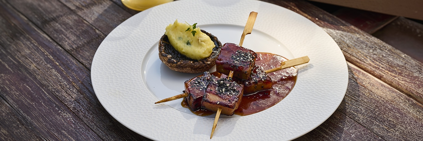 bravčový bôčik na grile, sladko-kyslá omáčka, portobello s kašou z pečených zemiakov