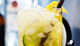 Ľadový zázvorový čaj s ginom