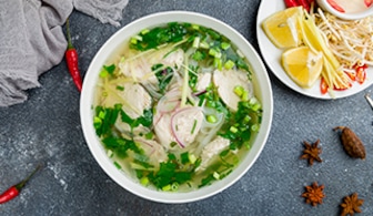 Vietnamská polievka Pho s ryžovými rezancami a kuracím mäsom