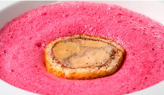 Polievka z pečenej repy s foie gras
