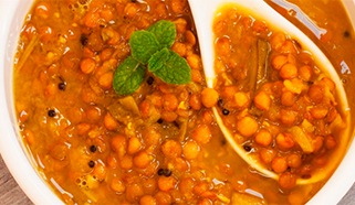 Polievka zo zelenej šošovice s karí a morčacím mäsom