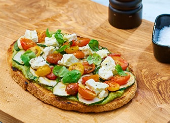 Bruschetta s avokádom  cuketou paradajkami a kozím syrom 