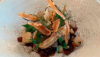 Čierny koreň s cibuľovo-slaninovým chutney a kávou