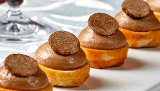 Domáca brioška s penou z Foie gras a hľuzovkou