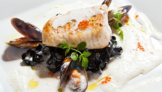 Fileta zo sumca na sépiových fettuccine s penou z mušlí a kaviáru