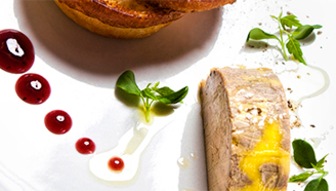Foie gras s brioškou a coulis z čiernej bazy